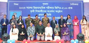 আদমজী ক্যান্টনমেন্ট কলেজে কৃতি শিক্ষার্থীদের সংবর্ধনা