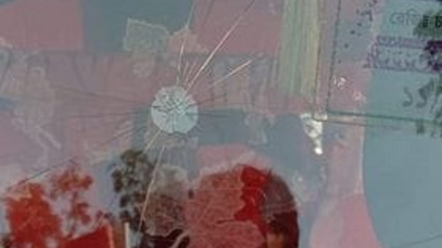 মিয়ানমার থেকে গুলি এসে ভাঙল অটোরিকশার কাচ