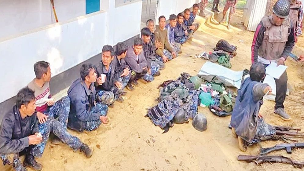 অস্ত্রসহ বাংলাদেশে অনুপ্রবেশ করেছে মিয়ানমারের ৯৫ সীমান্তরক্ষী
