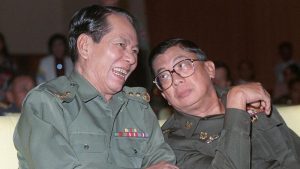 থাই সেনাপ্রধান জেনারেল চাওয়ালিত ইয়ংচাইয়ুত (ডানে) এর সাথে জেনারেল স মং (বামে) যিনি মিয়ানমারে ১৯৮৮ সালের সামরিক বাহিনীতে অভ্যুত্থানের নেতৃত্ব দেন