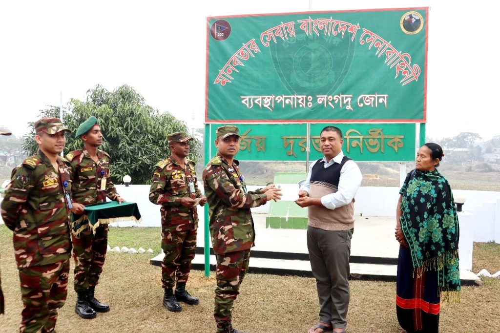 রাঙামাটির লংগদুতে সেনাবাহিনী কর্তৃক মানবিক সহায়তা প্রদান