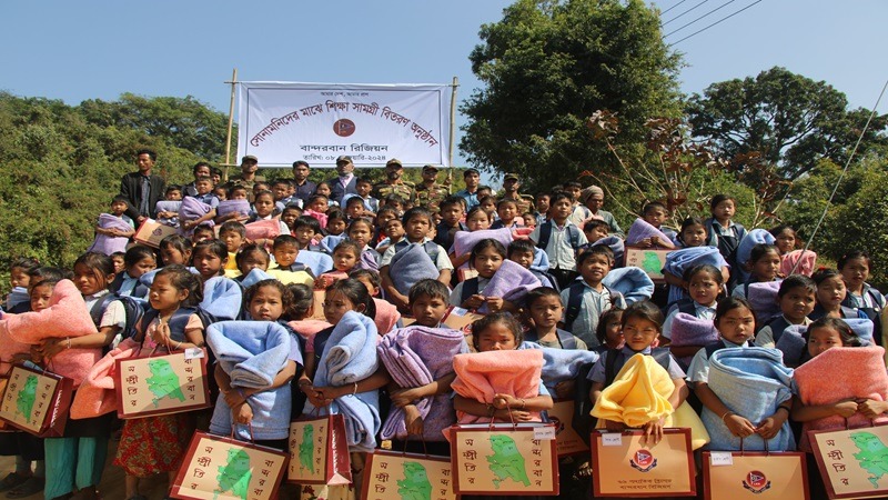 দুর্গম চিম্বুক পাহাড়ে শিক্ষার্থীদের মাঝে সেনাবাহিনীর শিক্ষাসহায়ক সামগ্রী বিতরণ
