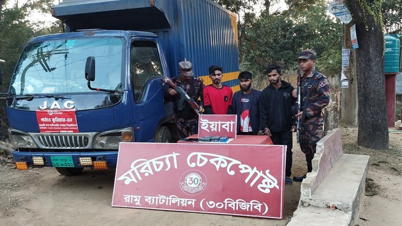 পাঠাও কুরিয়ার সার্ভিসে ইয়াবা পাচার, আটক ৩