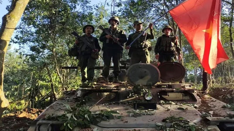 মিয়ানমারে সেনাবাহিনীর ৫ ট্রাক অস্ত্র দখলে নিল বিদ্রোহীরা