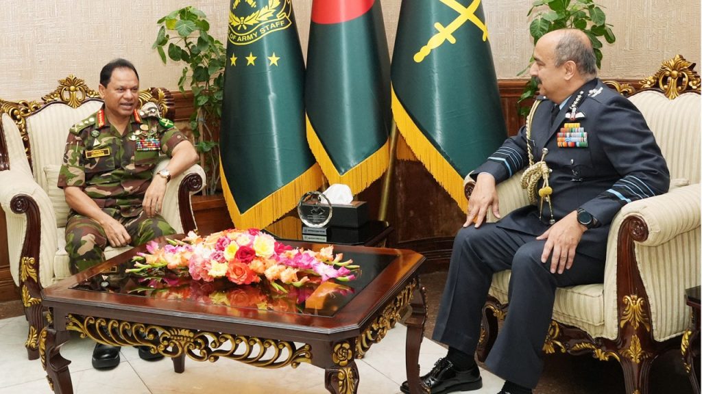 সেনাপ্রধানের সঙ্গে ভারতের বিমানবাহিনী প্রধানের সৌজন্য সাক্ষাৎ