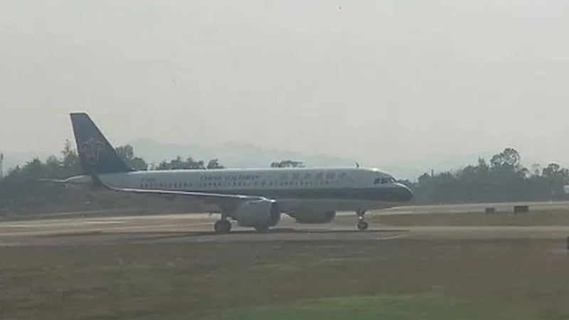 শতাধিক কুখ্যাত অপরাধীকে বিমানে মিয়ানমার থেকে নিয়ে গেল চীন