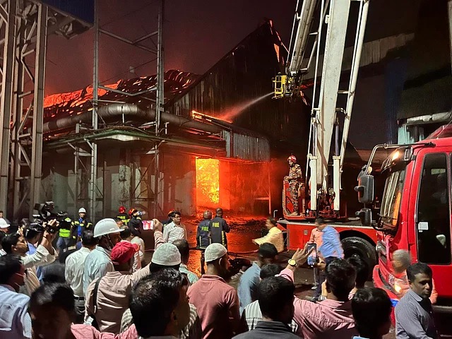 চট্টগ্রামে চিনিকলের আগুন: নেভাতে যোগ দিয়েছে বিমান, নৌ ও সেনাবাহিনী