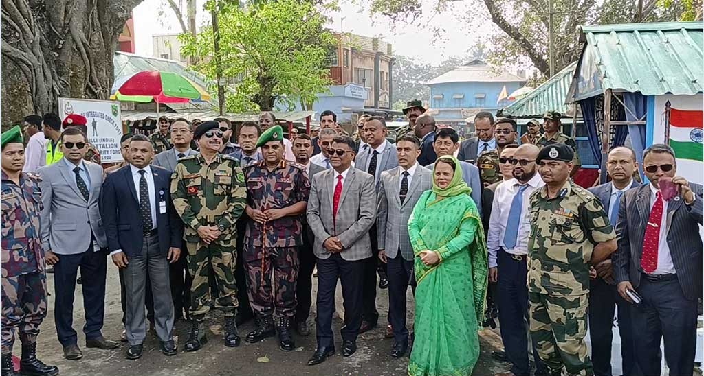 হিলি স্থলবন্দর ও হিলি সীমান্ত এলাকা পরিদর্শনে সেনা, নৌ ও বিমান বাহিনীর প্রতিনিধি দল