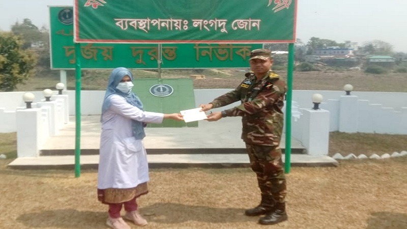 রাঙামাটিতে সেনাবাহিনী কর্তৃক শিক্ষার্থীদের মাঝে আর্থিক অনুদান বিতরণ