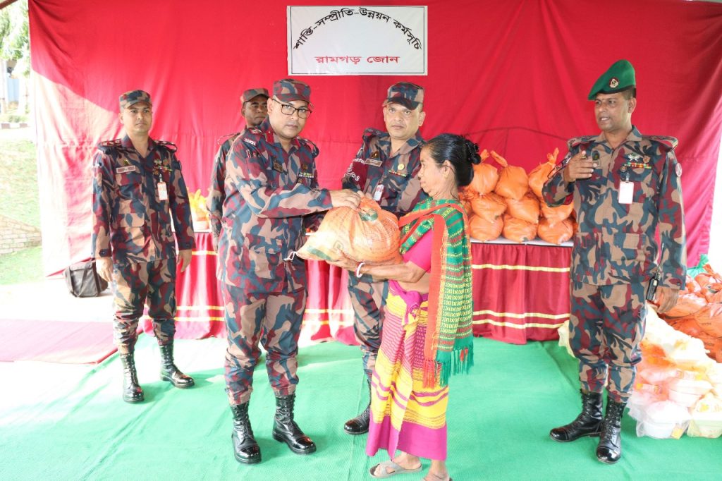 খাগড়াছড়ির রামগড়ে গরীব ও দুঃস্থদের মাঝে বিজিবির ইফতার ও খাদ্য সামগ্রী বিতরণ