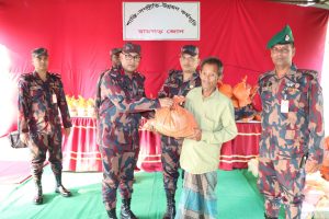 খাগড়াছড়ির রামগড়ে গরীব ও দুঃস্থদের মাঝে বিজিবির ইফতার ও খাদ্য সামগ্রী বিতরণ