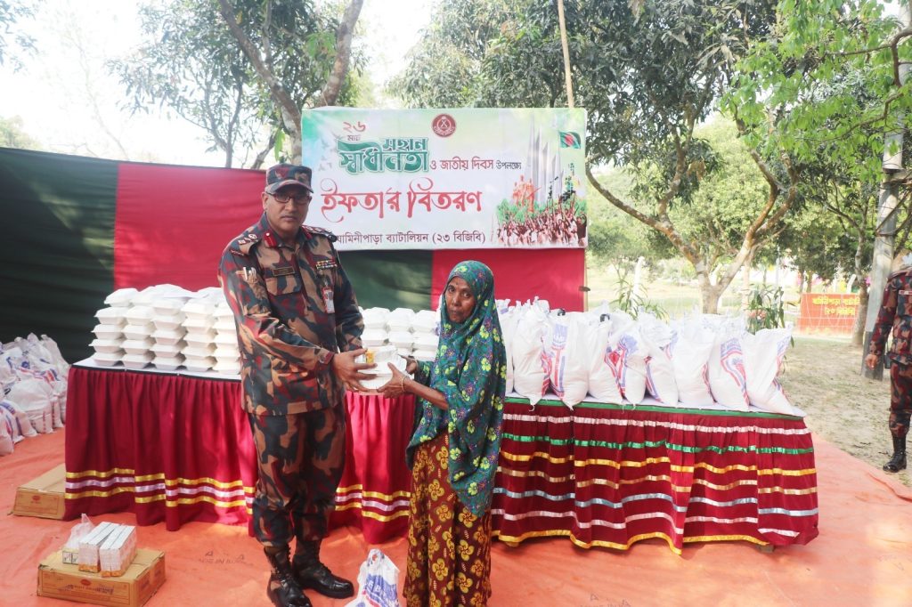 দুস্থ ও অসহায় মানুষের মাঝে ইফতার ও খাদ্যসামগ্রী বিতরণ করল যামিনীপাড়া ব্যাটালিয়ন