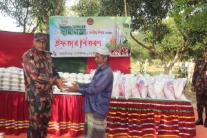 দুস্থ ও অসহায় মানুষের মাঝে ইফতার ও খাদ্যসামগ্রী বিতরণ করল যামিনীপাড়া ব্যাটালিয়ন