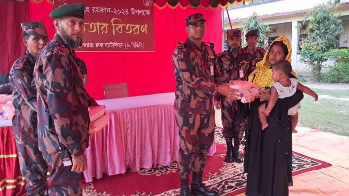 বান্দরবানের রুমায় একশ পরিবারে ইফতার বিতরণ করল বিজিবি