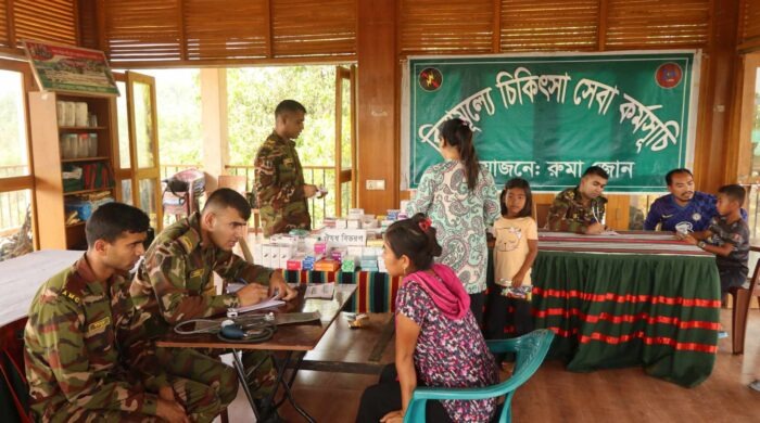 বান্দরবানে রুমায় স্থানীয়দের বিনামূল্যে চিকিৎসা সেবা দিল সেনাবাহিনী