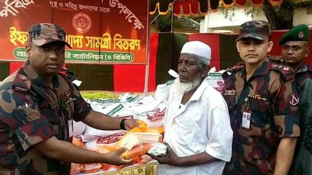 ফেনীতে দরিদ্রদের মাঝে বিজিবির ইফতার ও খাদ্যসামগ্রী বিতরণ