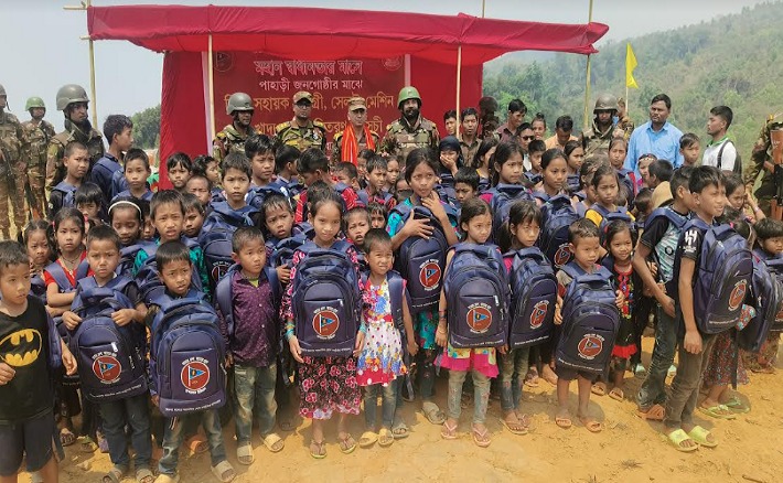 বান্দরবানে সেনাবাহিনীর উদ্যোগে মানবিক সহায়তা প্রদান
