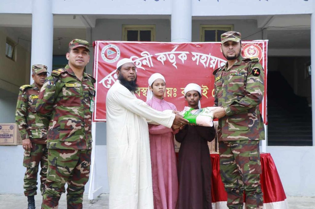 কাপ্তাই সেনা জোন কর্তৃক ঈদ উপহার সামগ্রী বিতরন
