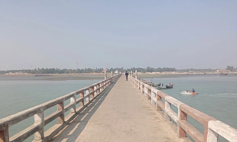 রাখাইনে বোমা ও মর্টার শেলের মুহুর্মুহু বিস্ফোরণ