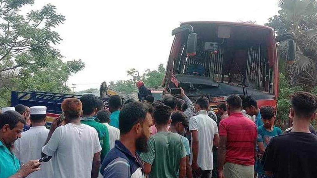ফরিদপুরে বাস-পিকআপ সংঘর্ষে নিহত ১৩