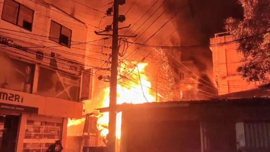 বান্দরবানে ভংয়াবহ অগ্নিকাণ্ডে পুড়ল দোকান-ঘর, অল্পে রক্ষা পেল ব্যাংক