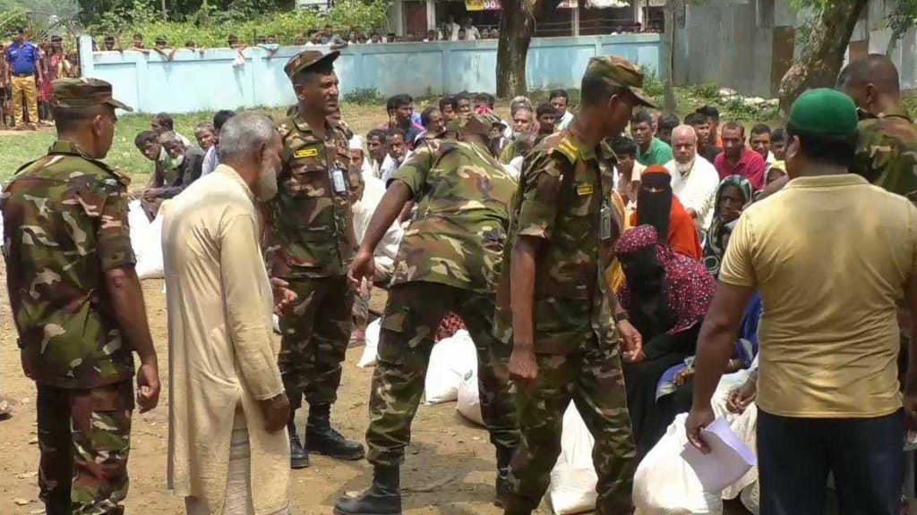 নিজেদের খাবার ঈদ উপহার হিসেবে বিলিয়ে দিলো সেনাবাহিনী