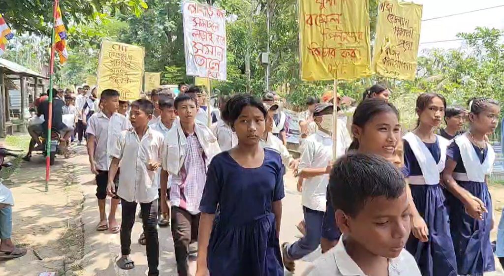 পাঠদান বন্ধ রেখে হীন উদ্দেশ্যে কোমলমতি শিক্ষার্থীদের ব্যবহার করছে ইউপিডিএফ