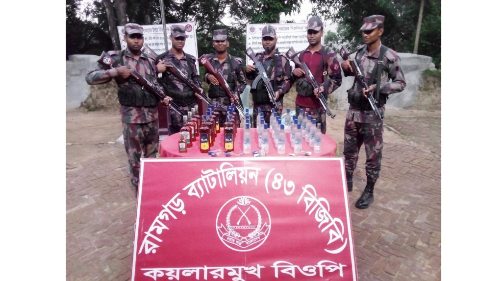 চট্টগ্রামের জোরারগঞ্জে অভিযান চালিয়ে বিপুল পরিমান ভারতীয় মদ জব্দ করল বিজিবি