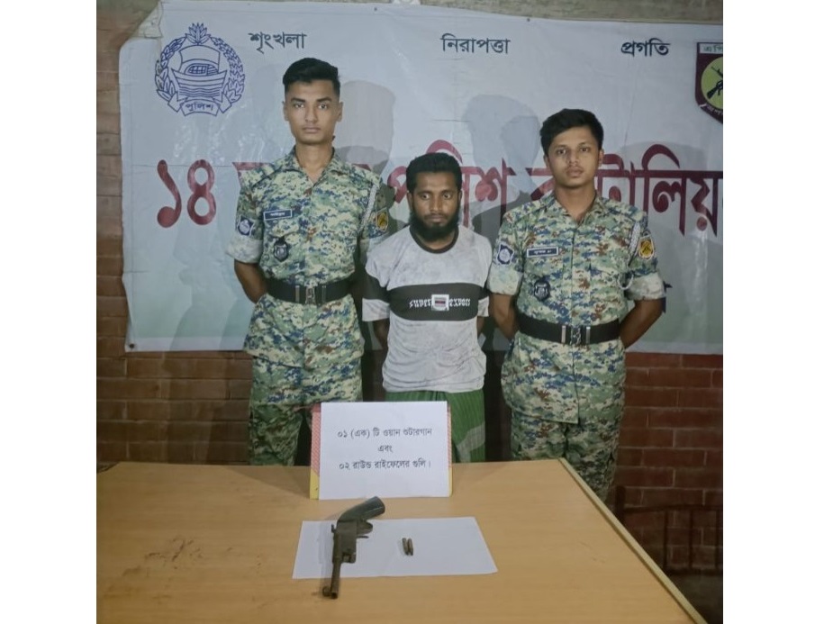 উখিয়ার রোহিঙ্গা ক্যাম্পে যৌথ অভিযানে অস্ত্রসহ আটক ১