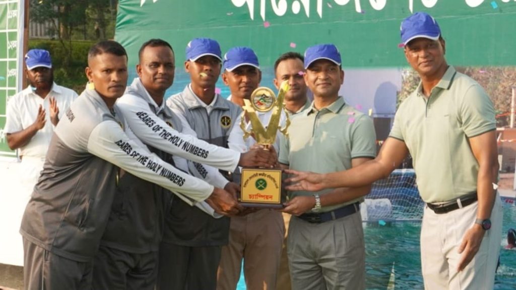 আজ (১৬ মে) বাংলাদেশ সেনাবাহিনী জলক্রীড়া (সাঁতার, ওয়াটার পোলো এবং ডাইভিং) প্রতিযোগিতা ২০২৪ এর সমাপনী ও পুরস্কার বিতরণী অনুষ্ঠান ১৯ পদাতিক ডিভিশন এর শহীদ সালাহউদ্দিন সেনানিবাসে অনুষ্ঠিত হয়। উক্ত প্রতিযোগিতায় বাংলাদেশ সেনাবাহিনীর এ্যাডজুটেন্ট জেনারেল মেজর জেনারেল মুহাম্মদ যুবায়ের সালেহীন প্রধান অতিথি হিসেবে উপস্থিত থেকে বিজয়ীদের মাঝে পুরস্কার বিতরণ করেন। এ সময় আরও উপস্থিত ছিলেন ব্রিগেডিয়ার জেনারেল মোঃ তরিকুল ইসলাম, পিবিজিএমএস, এনডিসি, পিএসসি ভারপ্রাপ্ত ডিভিশন কমান্ডার ১৯ পদাতিক ডিভিশন ও এরিয়া কমান্ডার ঘাটাইল এরিয়া। এই প্রতিযোগিতায় বিভিন্ন ফরমেশন হতে মোট ১৪টি দল অংশগ্রহণ করে। সাঁতার ও ডাইভিং প্রতিযোগিতায় ১৯ পদাতিক ডিভিশন দল, ১৪ টি স্বর্ণ, ৪টি রৌপ্য ও ৯ টি ব্রোঞ্জ পদক পেয়ে চ্যাম্পিয়ন এবং ৫৫ পদাতিক ডিভিশন দল ৭টি স্বর্ণ, ৯টি রৌপ্য ও ৩ টি ব্রোঞ্জ পদক পেয়ে রানার আপ হওয়ার গৌরব অর্জন করে। শ্রেষ্ঠ সাঁতারু হিসেবে নির্বাচিত হন ১৯ পদাতিক ডিভিশন দলের ইউপি সার্জেন্ট মোঃ ফয়সাল আহমেদ, ওএসপি। ওয়াটার পোলো প্রতিযোগিতায় ১৯ পদাতিক ডিভিশন দল চ্যাম্পিয়ন এবং ১১ পদাতিক ডিভিশন দল রানার আপ হওয়ার গৌরব অর্জন করে। ওয়াটার পোলোতে শ্রেষ্ঠ খেলোয়াড় হিসেবে বিবেচিত হন ১১ পদাতিক ডিভিশন দলের ইউপি ল্যান্স কর্পোরাল মোঃ রাশিবুল হাসান। সমাপনী অনুষ্ঠানে সেনাবাহিনীর ঊর্ধ্বতন কর্মকর্তাবৃন্দ এবং ১৯ পদাতিক ডিভিশন ও ঘাটাইল এরিয়ার সকল অফিসার, জুনিয়র কমিশন্ড অফিসার এবং অন্যান্য পদবীর সৈনিকবৃন্দ উপস্থিত ছিলেন।