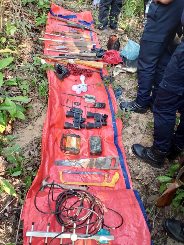 বান্দরবানে নাইক্ষ্যংছড়ি থেকে ৮টি আগ্নেয়াস্ত্রসহ বিপুল সরঞ্জাম উদ্ধার