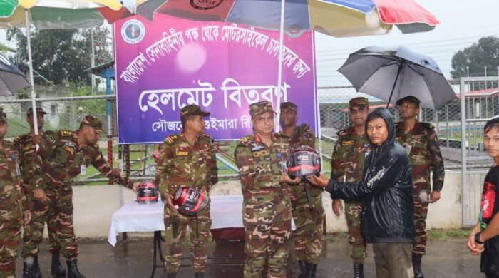 পাহাড়ি সড়কে শৃঙ্খলা ফেরাতে মোটরসাইকেল চালকদের মাঝে সেনাবাহিনীর হেলমেট বিতরণ