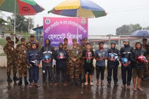 পাহাড়ি সড়কে শৃঙ্খলা ফেরাতে মোটরসাইকেল চালকদের মাঝে সেনাবাহিনীর হেলমেট বিতরণ
