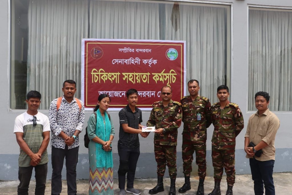 বান্দরবানে উদীয়মান ফুটবলার প্রেনচ্যুং ম্রো’কে সেনাবাহিনী চিকিৎসা সহায়তা