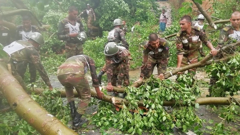 সেনাবাহিনীর সদস্যদের অক্লান্ত পরিশ্রমে ক্ষতিগ্রস্ত সড়কে যান চলাচল স্বাভাবিক