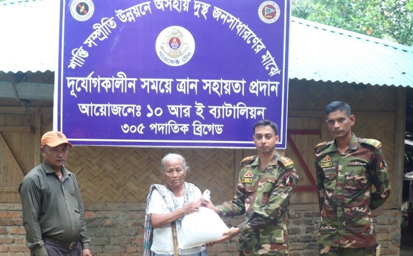 রাঙামাটিতে বন্যার্তদের মাঝে সেনাবাহিনীর ত্রাণ সহায়তা বিতরণ