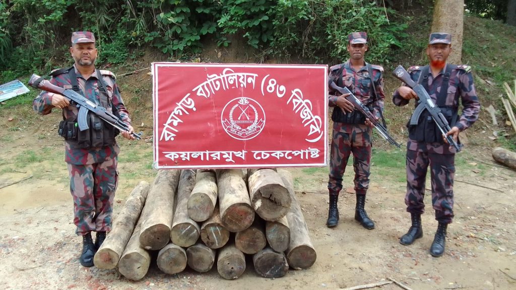 চট্টগ্রামের কয়লারমূখ থেকে ২১.১৩ ঘনফুট ঘনফুট গামারী গোলকাঠ জব্দ করল বিজিবি