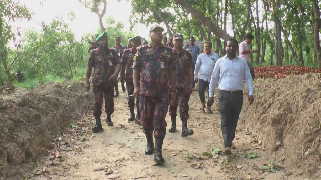 বিএসএফএর আপত্তির মুখে ৩ বছর বন্ধ থাকার পর বিজিবির প্রচেষ্টায় রাস্তার কাজ শুরু