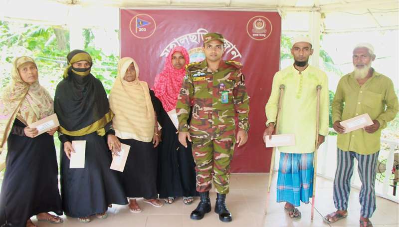 খাগড়াছড়িতে সেনাবাহিনী কর্তৃক দুস্থ জনগোষ্ঠীর মাঝে আর্থিক সহায়তা প্রদান