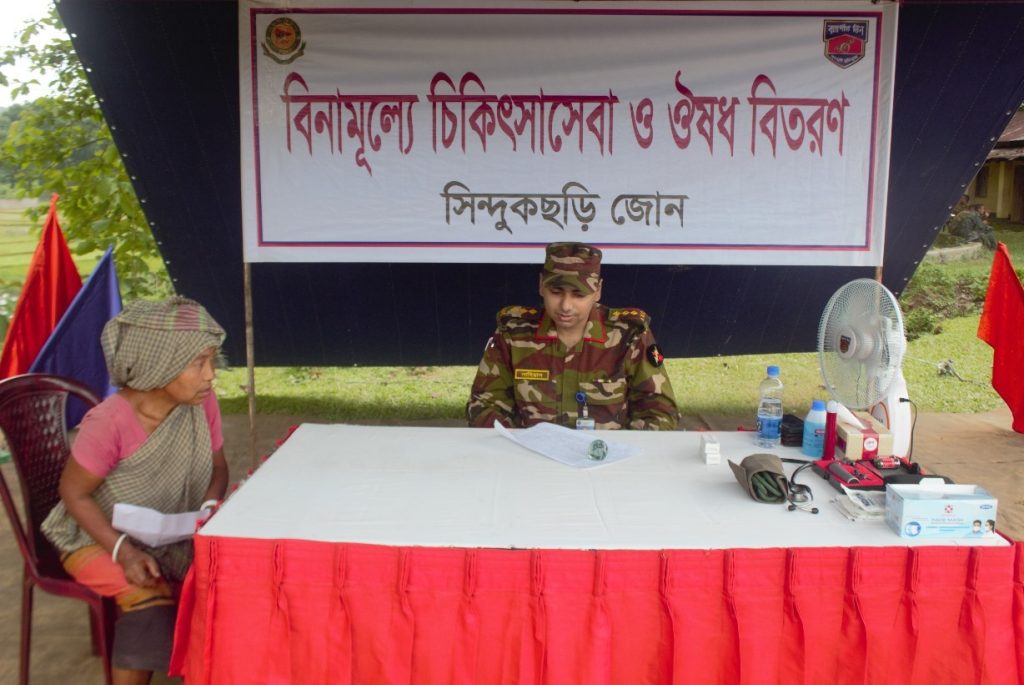 খাগড়াছড়িতে সুবিধা বঞ্চিত পরিবারের মাঝে চিকিৎসা সেবা প্রদান করল সেনাবাহিনী