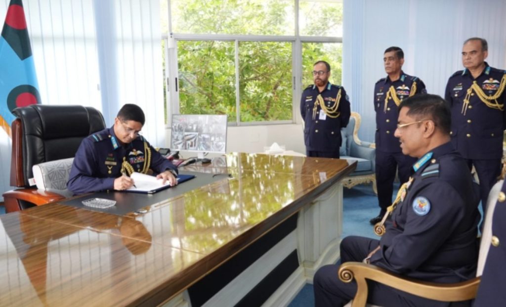 দায়িত্বভার গ্রহণ করেছেন নবনিযুক্ত বিমান বাহিনী প্রধান এয়ার মার্শাল হাসান মাহমুদ খাঁন