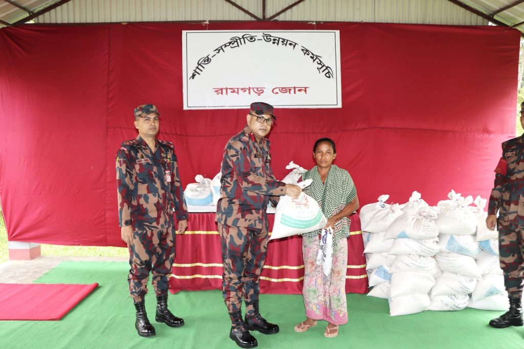 সম্প্রীতি উন্নয়ন কর্মসূচির আওতায় খাগড়াছড়িতে বিজিবির মানবিক সহায়তা বিতরণ