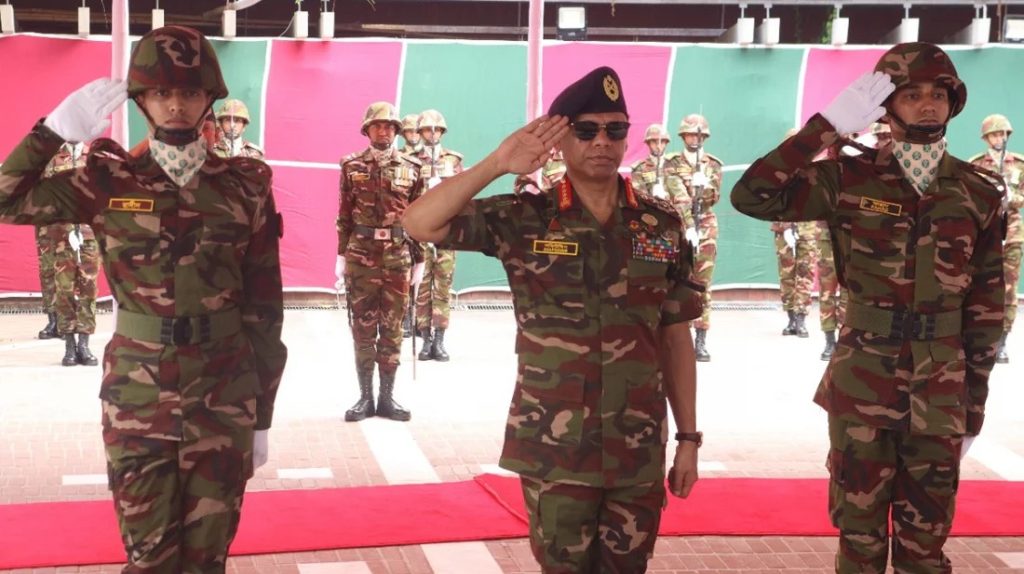 বঙ্গবন্ধুর সমাধিতে বিদায়ী সেনাবাহিনী প্রধানের শ্রদ্ধা