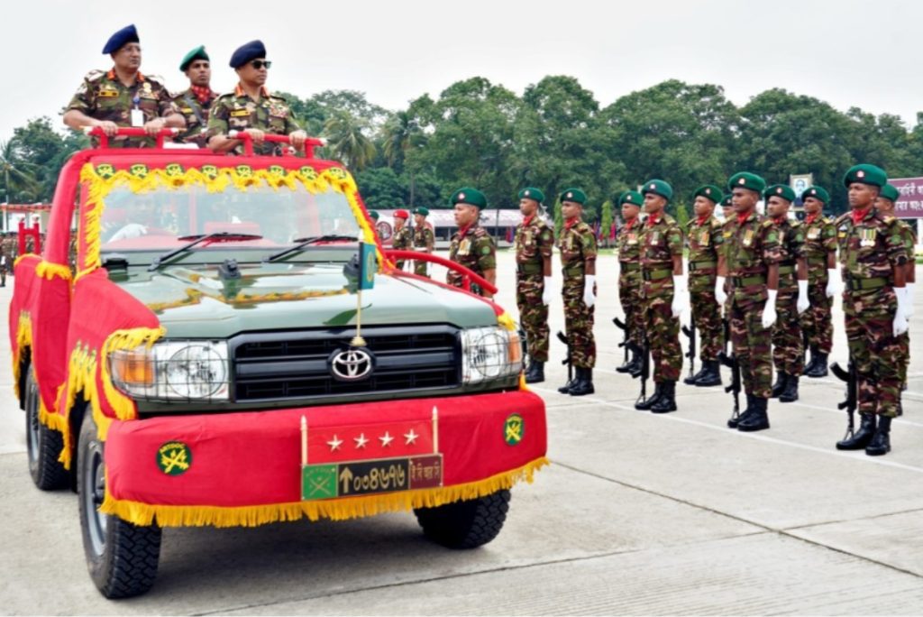 সেনাবাহিনী প্রধানকে বিদায়ী সংবর্ধনা জানালো ইস্ট বেঙ্গল রেজিমেন্ট, আর্টিলারি এবং কোর অব মিলিটারি পুলিশ