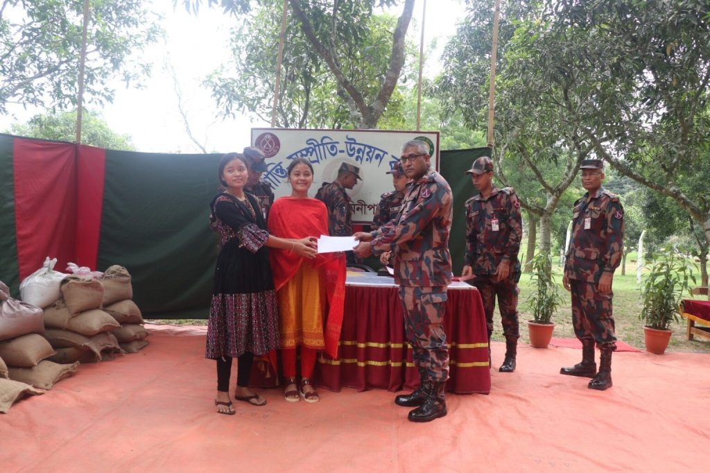 সম্প্রীতি ও উন্নয়ন কর্মসুচীর আওতায় পাহাড়ে মানবিক সহায়তা দিল ২৩ বিজিবি