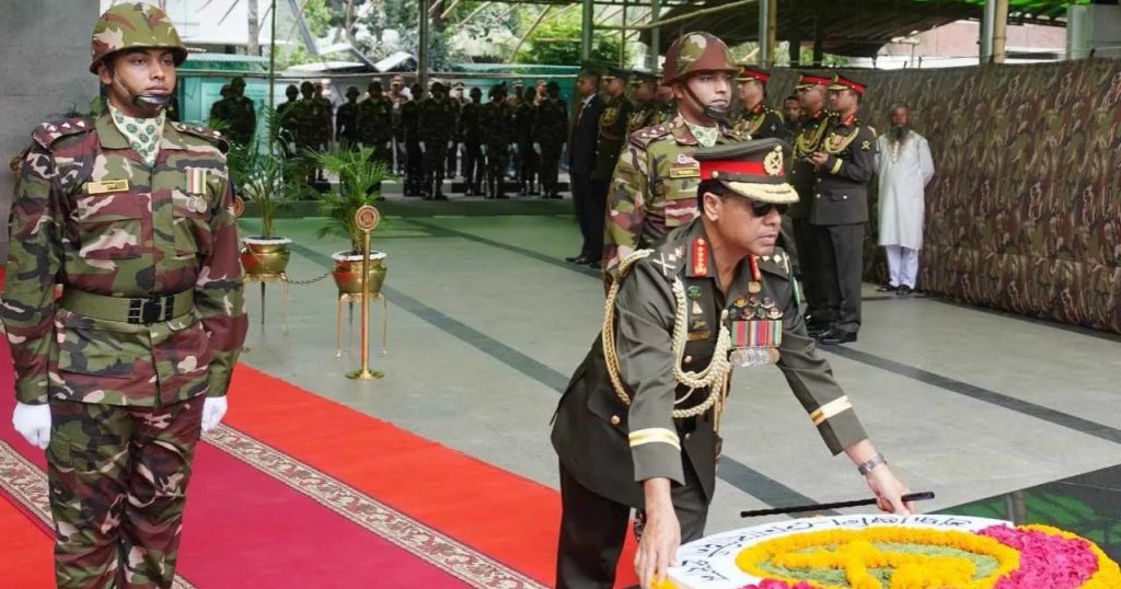জাতির পিতার প্রতিকৃতিতে সেনাবাহিনী প্রধানের শ্রদ্ধা