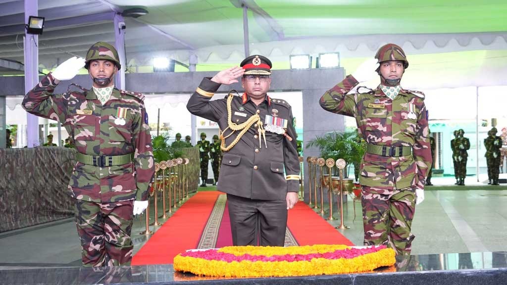 বঙ্গবন্ধুর প্রতিকৃতিতে নবনিযুক্ত সেনাবাহিনী প্রধানের শ্রদ্ধা