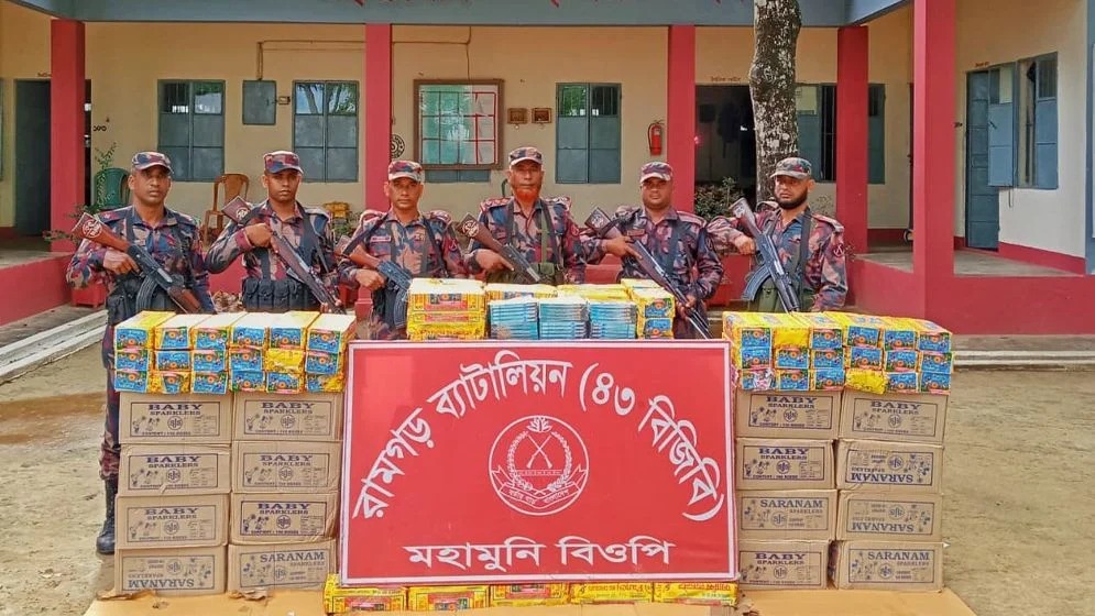 খাগড়াছড়িতে বিজিবির পৃথক অভিযানে বিপুল পরিমান ভারতীয় আতশবাজি ও ঔষধ জব্দ