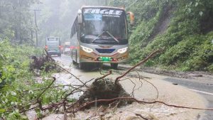 খাগড়াছড়িতে পাহাড়ধস, ৪ ঘণ্টা বন্ধ থাকার পর ঢাকা-চট্টগ্রামের সাথে যান চলাচল স্বাভাবিক