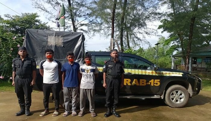 টেকনাফে ১ লাখ ৬০ হাজার ইয়াবা জব্দ, মিয়ানমারের নাগরিকসহ আটক ৩